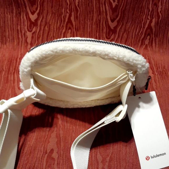 Lululemon Everywhere Athletica Fleece Belt Bag Ivory Trench Fanny Pack NWT - Picture 5 of 13